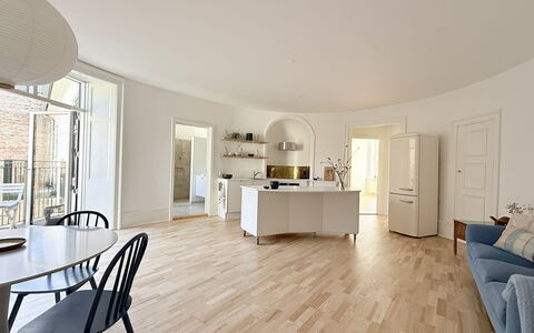 Center - 3 Br - 4 People - Close to Metro: Dining Room, Kitchen, Living Room