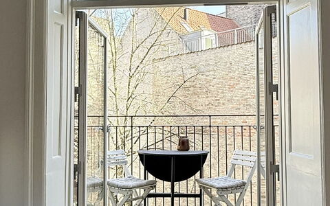 Center - 3 Br - 4 People - Close to Metro: Balcony / Terrace / Patio