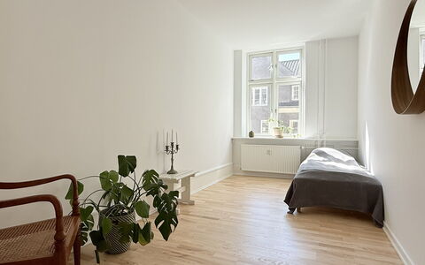 Center - 3 Br - 4 People - Close to Metro: Bedroom