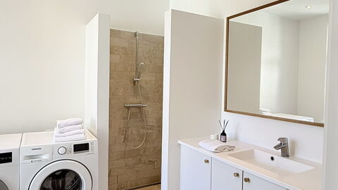 Center - 3 Br - 4 People - Close to Metro: Bathroom