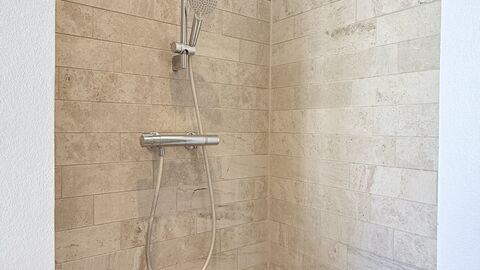 Center - 3 Br - 4 People - Close to Metro: Bathroom