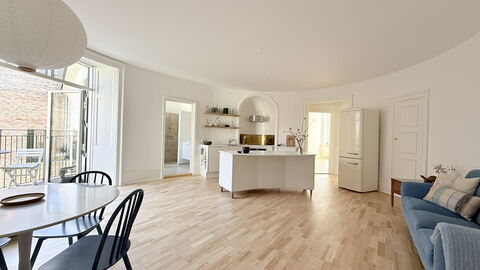 Center - 3 Br - 4 People - Close to Metro: Dining Room, Kitchen, Living Room