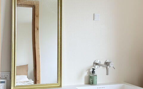 Family House Near Metro –Parking & 2 Bathrooms: Bathroom