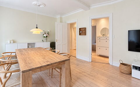 Nørrebro - 4 People - 2 Br - Close to Lakes: Dining Room