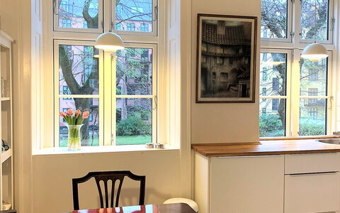 Center - Close To Everything - Close To The King: Dining Room, Kitchen