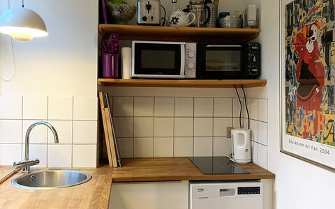 Center - Close To Everything - Close To The King: Dining Room, Kitchen