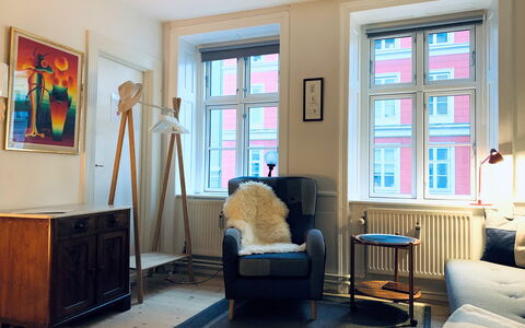 Center - Close To Everything - Close To The King: Bedroom, Living Room