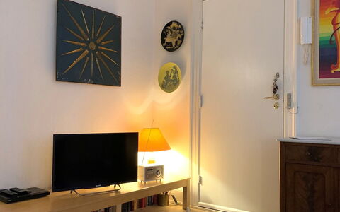 Center - Close To Everything - Close To The King: Bedroom, Living Room