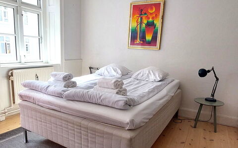 Center - Close To Everything - Close To The King: Bedroom