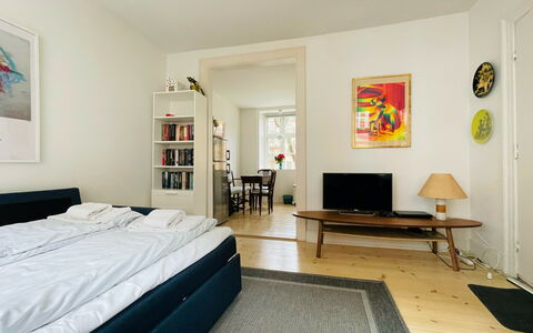 Center - Close To Everything - Close To The King: Bedroom, Living Room