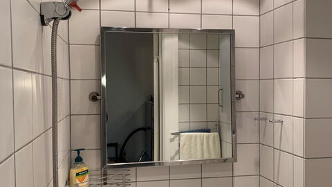 Center - Close To Everything - Close To The King: Bathroom