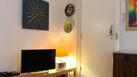 Center - Close To Everything - Close To The King: Bedroom, Living Room