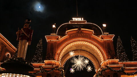 Center - Close To Everything - Close To The King: Outdoor