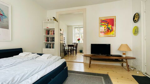 Center - Close To Everything - Close To The King: Bedroom, Living Room