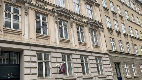 Close To The Lakes - Close To Center