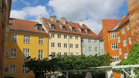 Direct Center - Inner City: Building Exterior