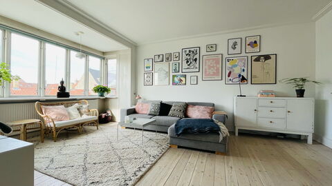 Close To The Opera: Living Room