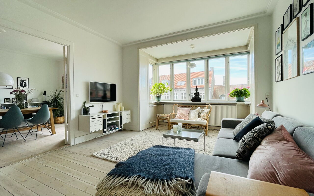 Close To The Opera: Living Room