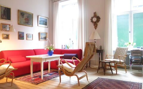 Center - Close To The King- 2 Persons: Living Room