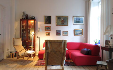 Center - Close To The King- 2 Persons: Living Room