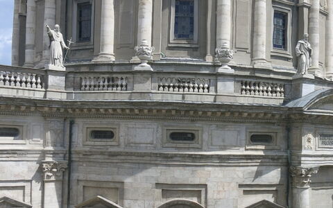 Center - Close To The King- 2 Persons