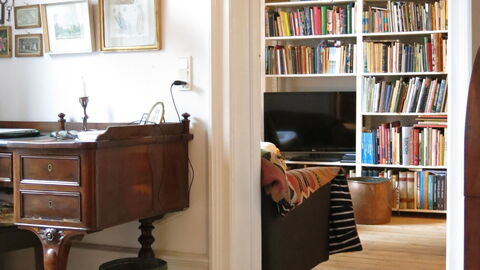 Center - Close To The King- 2 Persons: Living Room